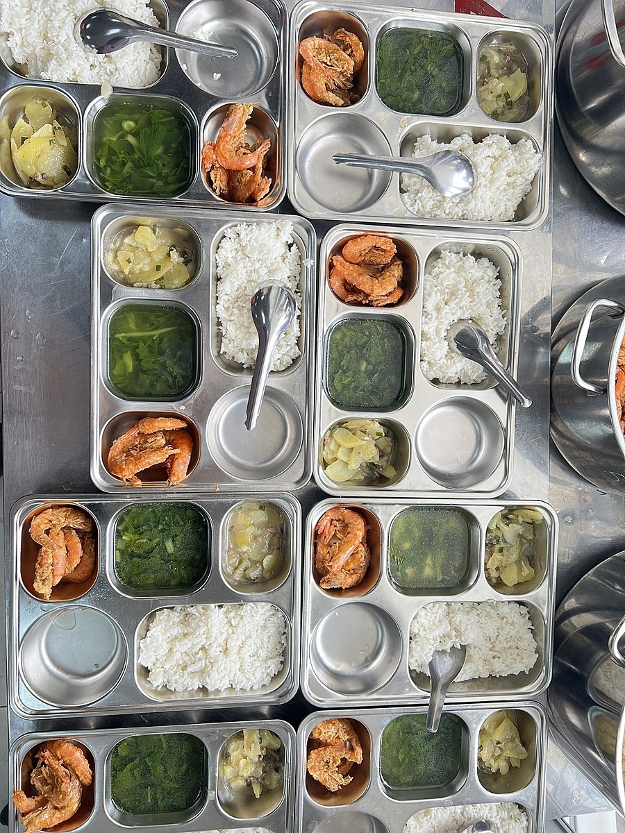 Để có những bữa ăn đảm bảo chất dinh dưỡng, vệ sinh an toàn thực phẩm cho học sinh cần có đơn vị nấu ăn chuyên nghiệp.