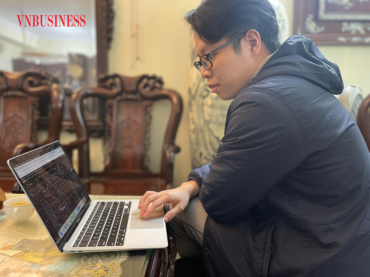 Nhà đầu tư Ngọc Giang cho rằng, những người đầu tư đường dài và sẵn tiền mặt để trung bình giá lại được hưởng lợi lớn với những cú lao dốc của thị trường.