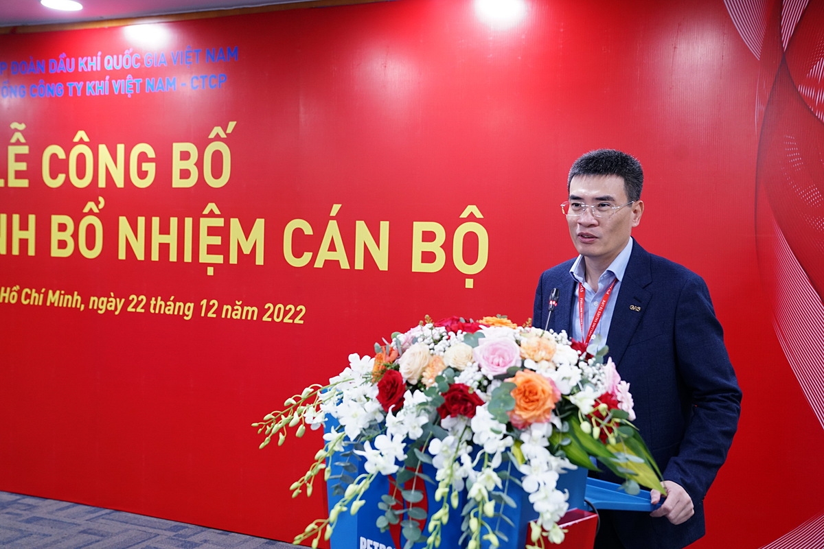 Bí thư Đảng ủy, Chủ tịch HĐQT PV GAS Dương Mạnh Sơn phát biểu chúc mừng và giao nhiệm vụ cho vị Phó Tổng giám đốc mới.