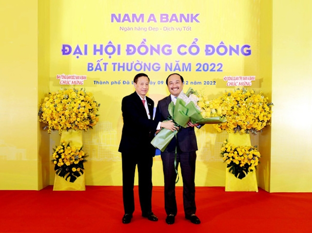 Ông Trần Ngô Phúc Vũ (bên phải) - tân Chủ tịch Hội đồng quản trị NamABank