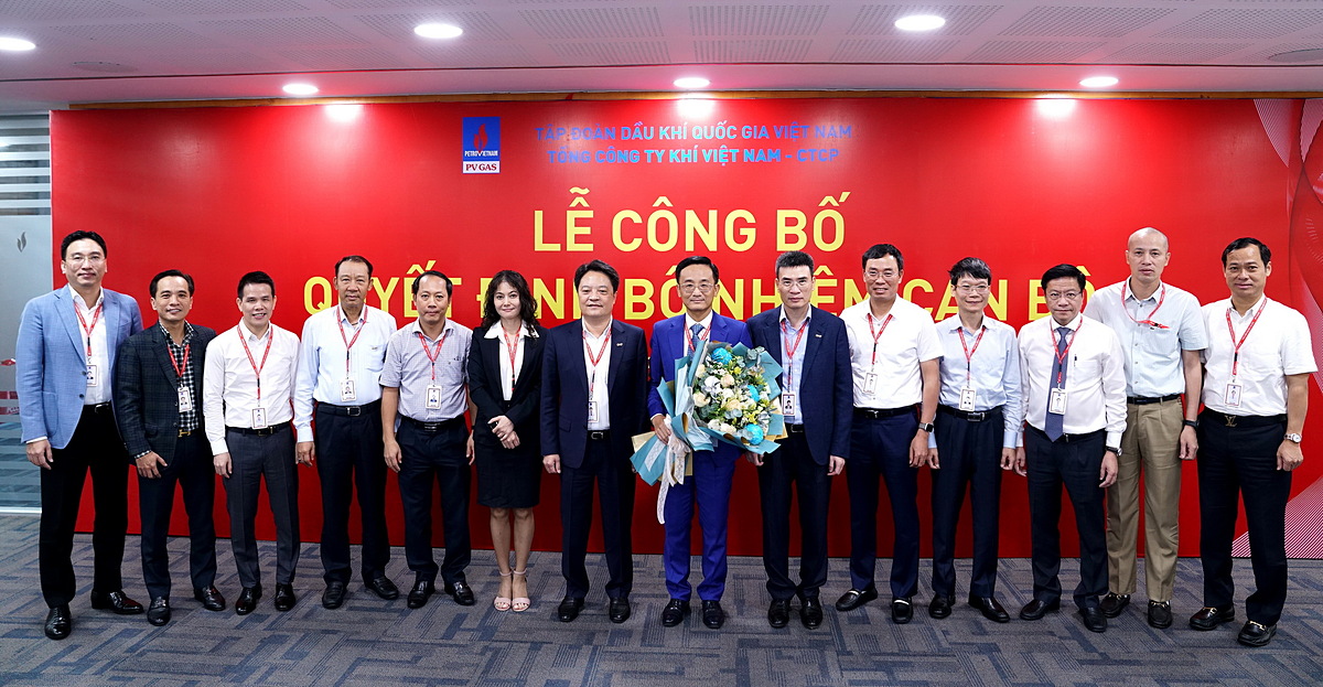 Tân Phó tổng giám đốc Trần Nhật Huy đã nhận được những lời chúc mừng nồng ấm của lãnh đạo và đồng nghiệp trong buổi Lễ đáng nhớ này.