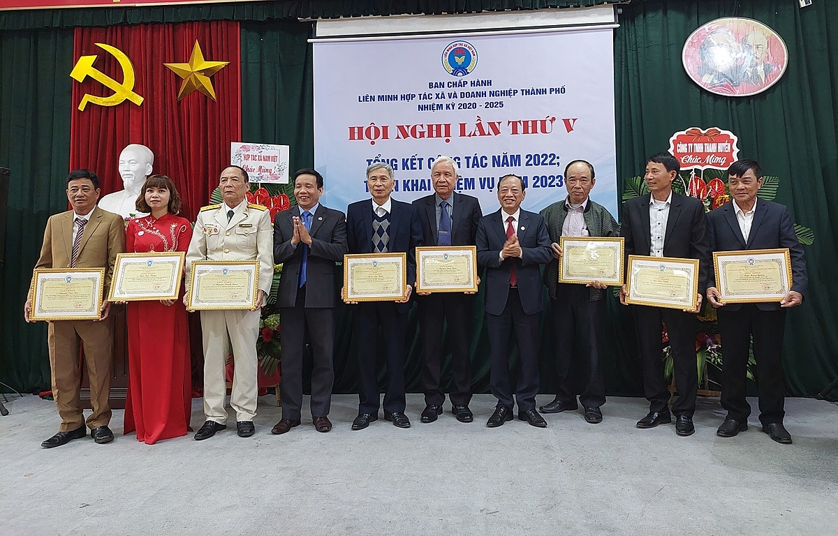 Các cá nhân có thành tích xuất sắc trong năm qua.