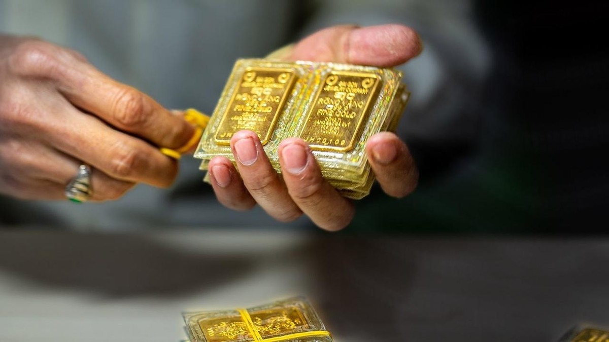 Giá vàng đồng loạt giảm từ 200.000 - 300.000 đồng/lượng tại hầu hết các hệ thống kinh doanh trên toàn quốc.