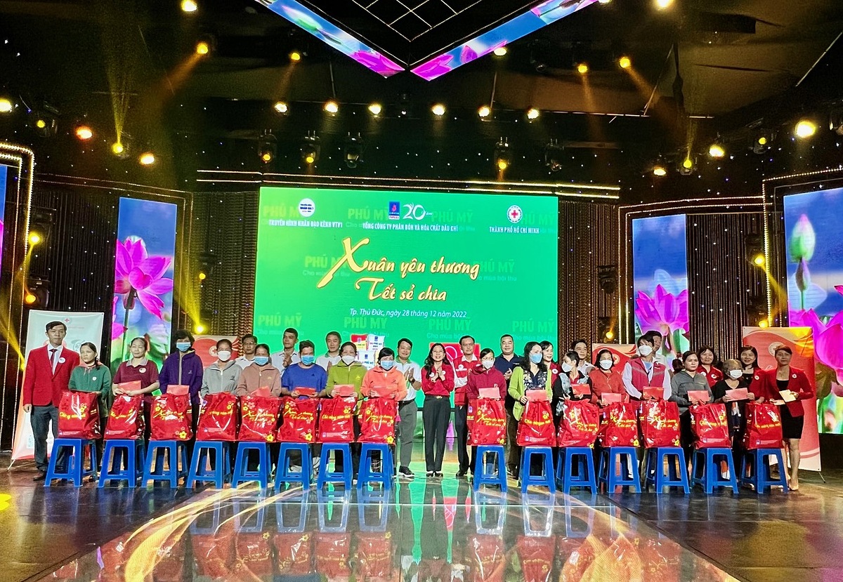 Trao quà Tết tại TP Thủ Đức.