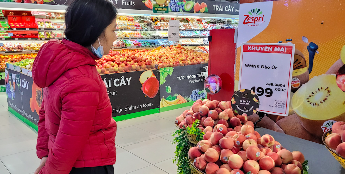 Nhiều mặt hàng trái cây ngoại đang được bày bán tại siêu thị, cửa hàng thực phẩm.