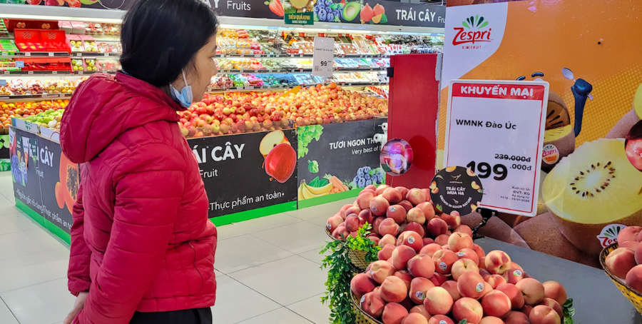 Nhiều mặt hàng trái cây ngoại đang được bày bán tại siêu thị, cửa hàng thực phẩm.