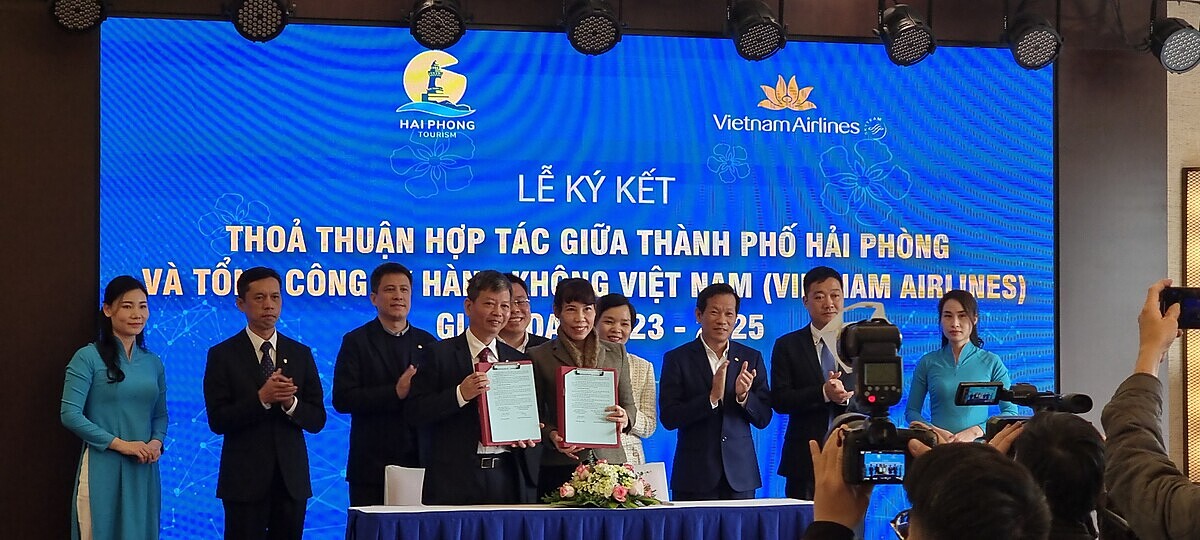 Bà Nguyễn Thương Huyền, giám đốc Sở Du lịch, thừa sự ủy quyền và đại diện UBND TP Hải Phòng và ông Trịnh Ngọc Thành , Phó Tổng Giám đốc Vietnam Airlines ký văn bản hợp tác xúc tiến, kích cầu, quảng bá du lịch Hải Phòng. giai đoạn 2023 – 2025.