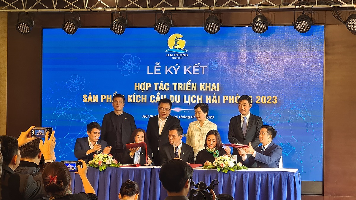 Đại diện ngành Du lịch Hải Phòng và nhiều doanh nghiệp du lịch ký kết hợp tác xúc tiến du lịch.