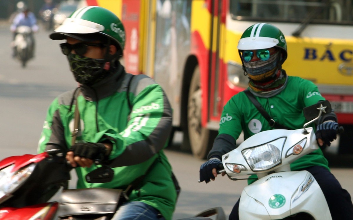 Mức phụ phí được Grab tính dao động từ 5.000 - 15.000 đồng/lượt