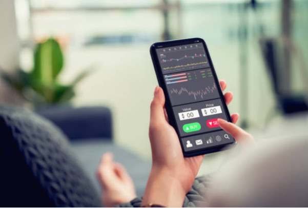 Đứt chuỗi tăng điểm, VN-Index ghi nhận phiên phân phối đầu tiên.