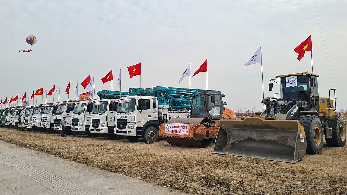 Sau lễ khởi công, đơn vị trúng thầu dự án bắt tay ngay vào triển khai các công việc.