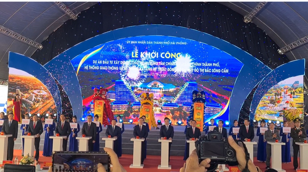 Các vị đại biểu chính thức nhấn nút khởi công dự án.