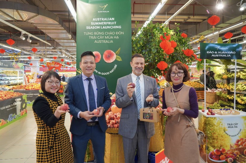 Đại sứ Australia tại Việt Nam Andrew Goledzinowski (thứ hai từ phải qua) giới thiệu về trái Đào và Xuân Đào.