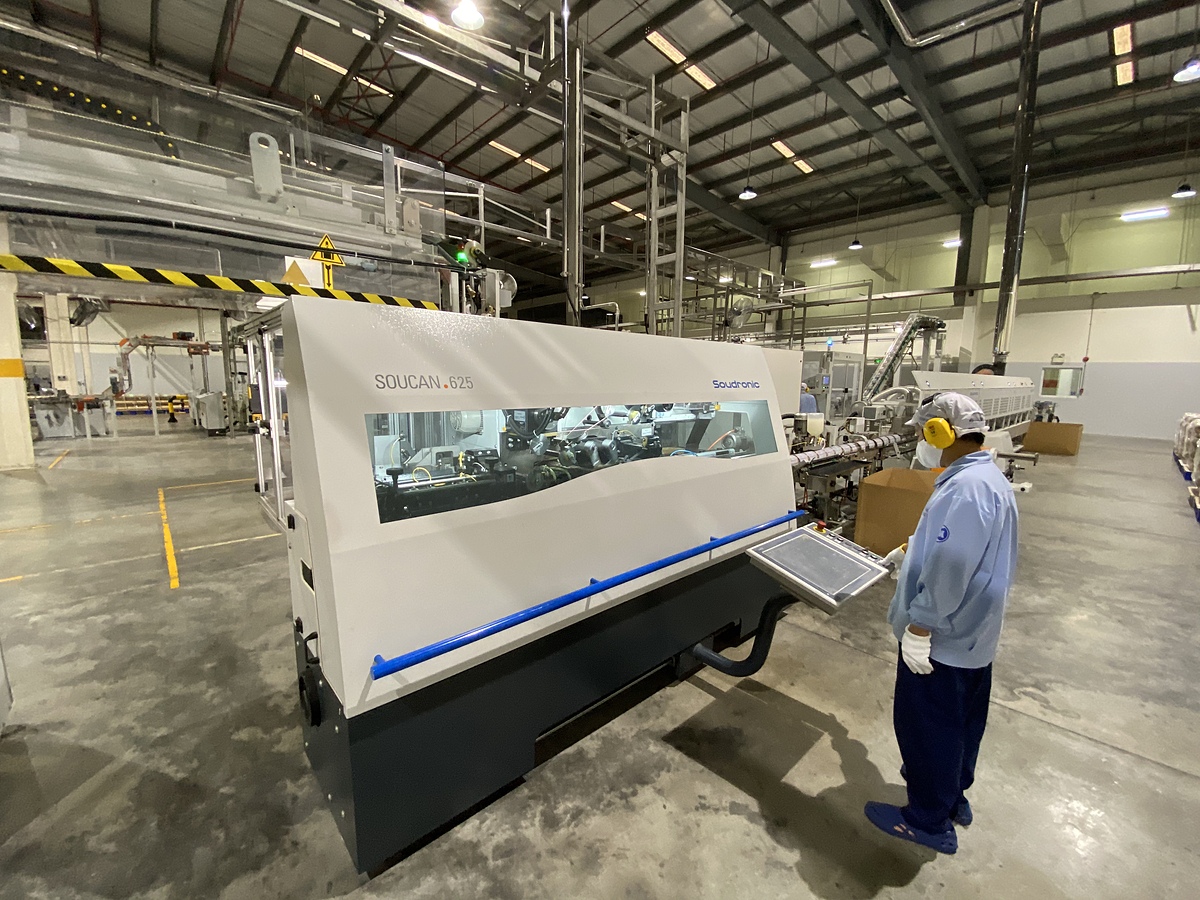 Nhà máy đặc biệt được đầu tư hệ thống cấp không khí sạch, áp suất dương cho tất cả các khu sản xuất, đảm bảo nhiệt độ, độ ẩm và vệ sinh tuyệt đối cho sản phẩm.