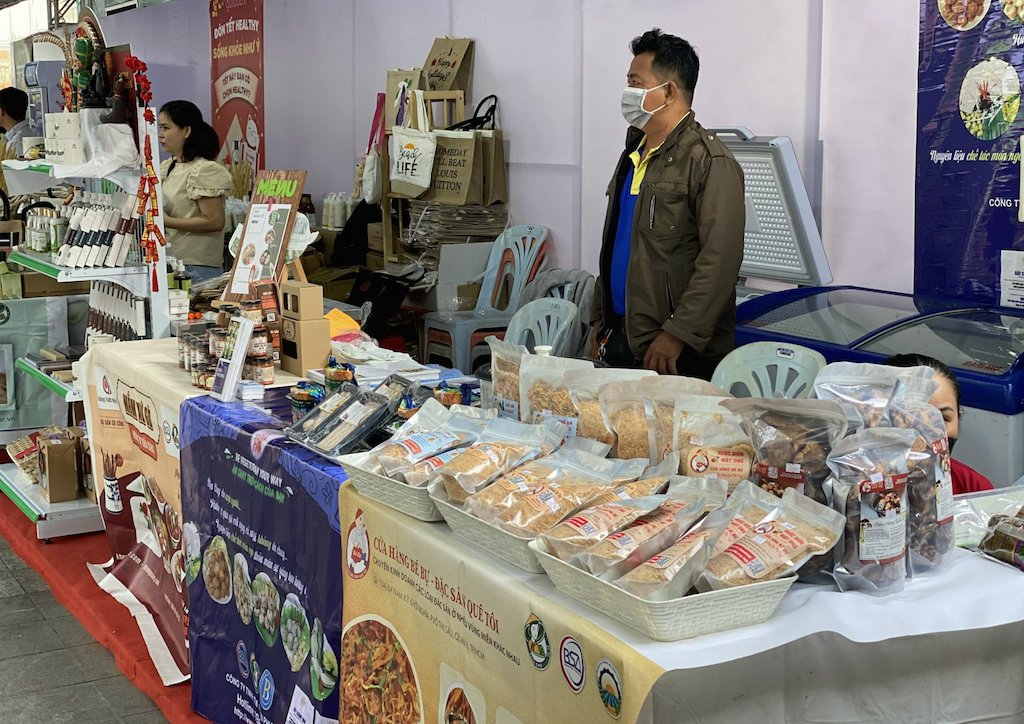 Tâm lý thắt chặt hầu bao đang làm khó các nhà sản xuất kinh doanh nông sản, đặc sản trong những ngày cao điểm cận Tết Nguyên đán 2023.