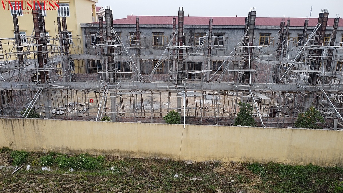 Công nhân đang tập trung cho việc khắc phục các cột thiếu thép.