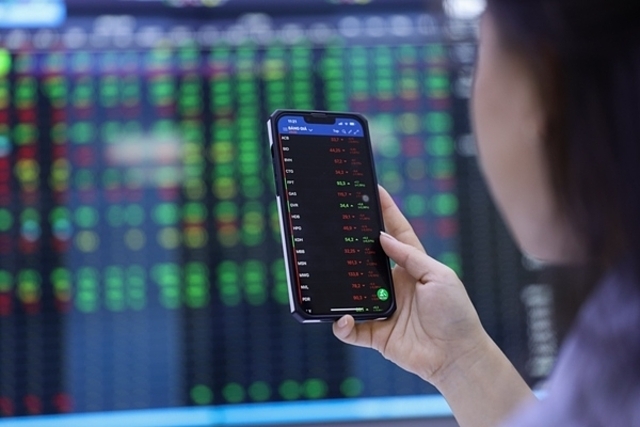 Dòng tiền khả năng cao sẽ có sự dịch chuyển rõ ràng hơn trong năm 2023 đến những cổ phiếu thuộc nhóm vốn hóa lớn hoặc các doanh nghiệp đã được bảo chứng chất lượng trong bối cảnh kinh tế khó khăn. (Ảnh: Int)