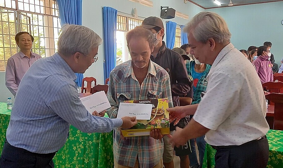 Nestlé Việt Nam đồng hành Ủy ban Mặt trận Tổ quốc tỉnh Đồng Nai tặng quà tết đến gia đình có hoàn cảnh khó khăn.