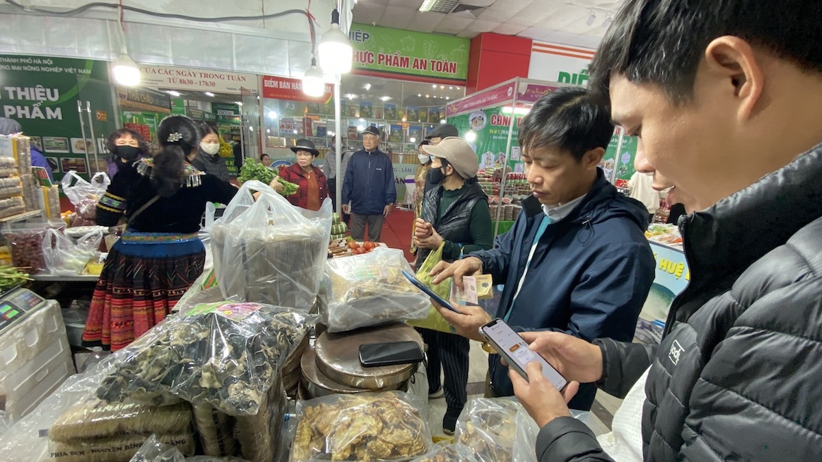 Người tiêu dùng thủ đô tấp nập mua sắm tại Hội chợ Xuân Quý Mão 2023.