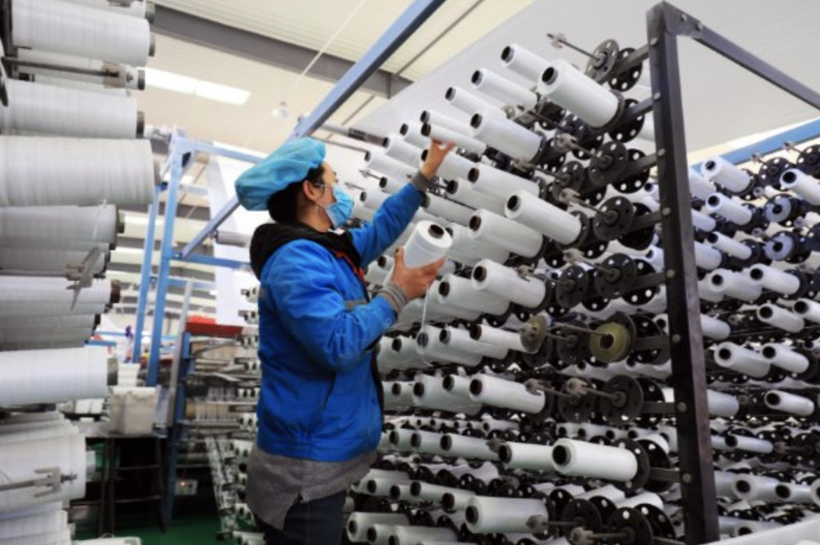 Năm 2022, thị giá cổ phiếu toàn ngành dệt may đã giảm 41%, thấp hơn 10,3% so với đà giảm của chỉ số VN-Index. (Ảnh: Int)