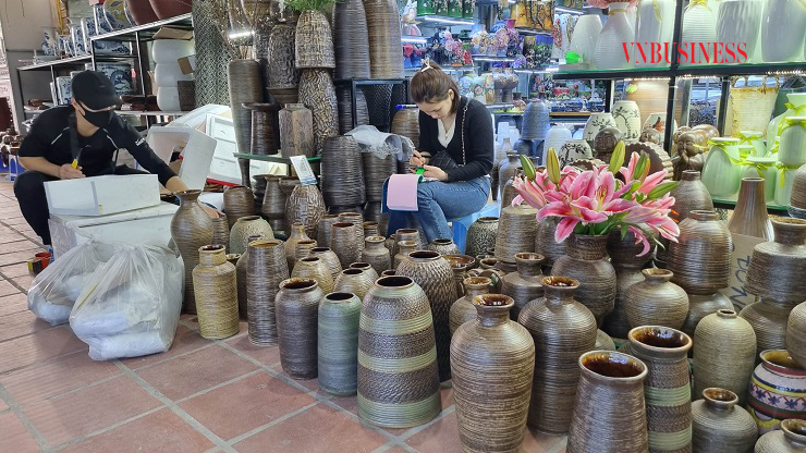 Giá bình cắm hoa này tương đối đắt đỏ nhưng hàng vẫn đắt như tôm tươi