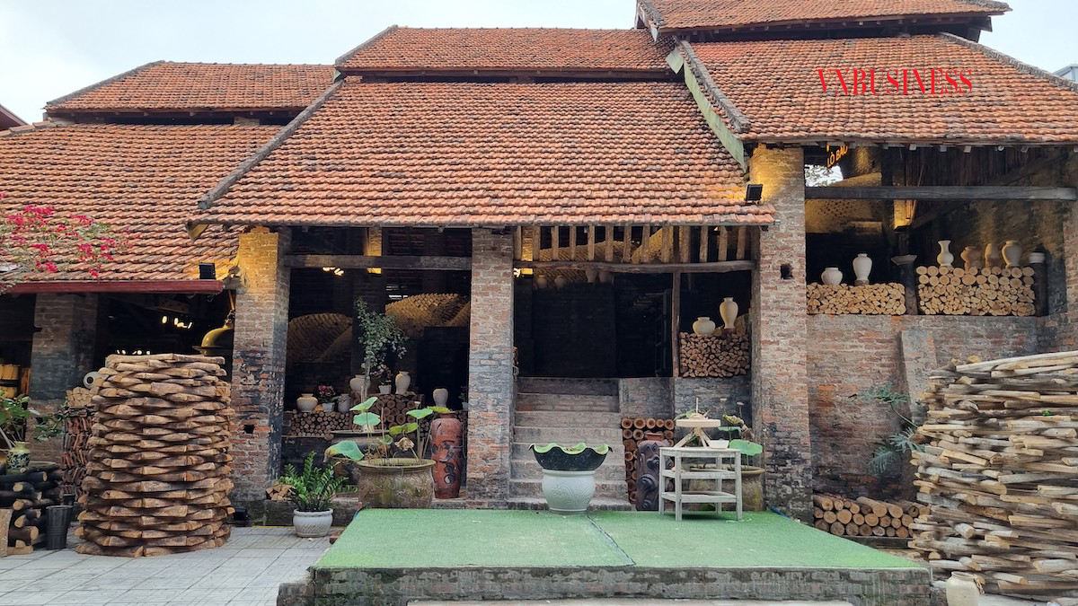 Lò Bầu Cổ tại làng gốm Bát Tràng - nơi sản xuất ra nhiều chiếc bình chuông vuốt tay có giá hàng triệu đồng