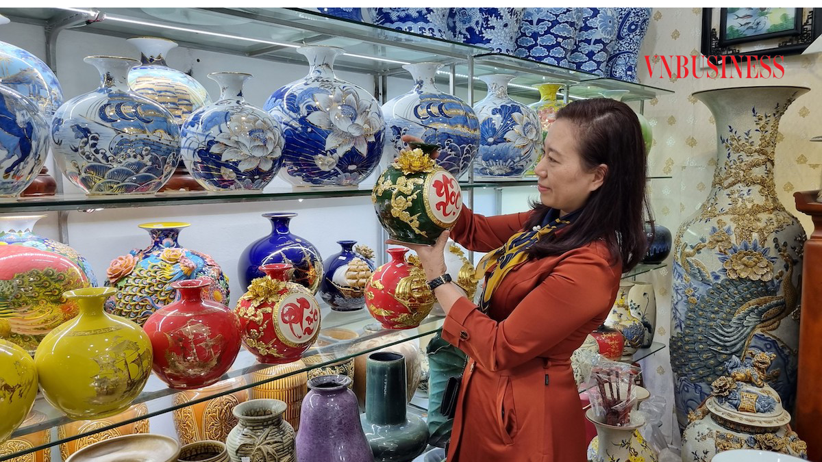 Những lọ hoa dáng chuông có kích thước nhỏ có thể được dùng cắm hoa để bàn như hoa hồng, hoa hướng dương, hoa ly, hoa lay ơn, hoa loa kèn, hoa cúc... cũng được nhiều người ưa chuộng dịp Tết Nguyên đán 2023.