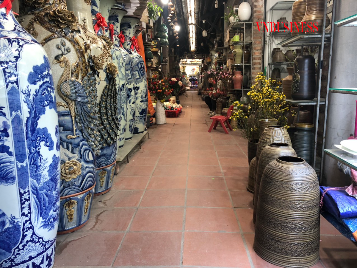 Theo các tiểu thương, những mẫu bình chuông lớn sẽ kén khách hơn, chủ yếu là các công ty mua để cắm những cành đào, lê, mận khủng