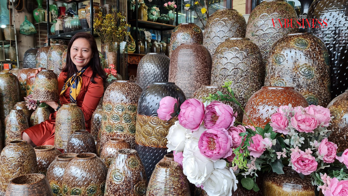 Có nhiều hoa văn khác nhau, song đẹp và độc đáo hơn cả chính là mẫu lọ hoa dáng chuông khắc hoa hồng. Lọ hoa dáng chuông khắc hoa hồng được làm từ chất liệu gốm sành cao cấp nung bởi nhiệt độ cao lên tới trên 1.000 độ C bằng công nghệ lò gas tiên tiến nhất hiện nay của Bát Tràng.