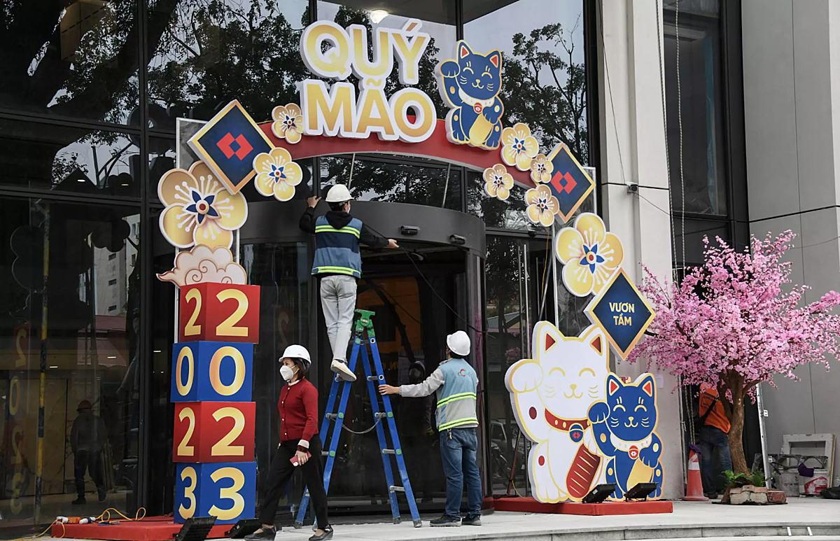 Đường phố ngày Tết ở Việt Nam được trang trí bằng những bức tượng mèo và các cửa hàng bán đồ trang trí theo chủ đề mèo.