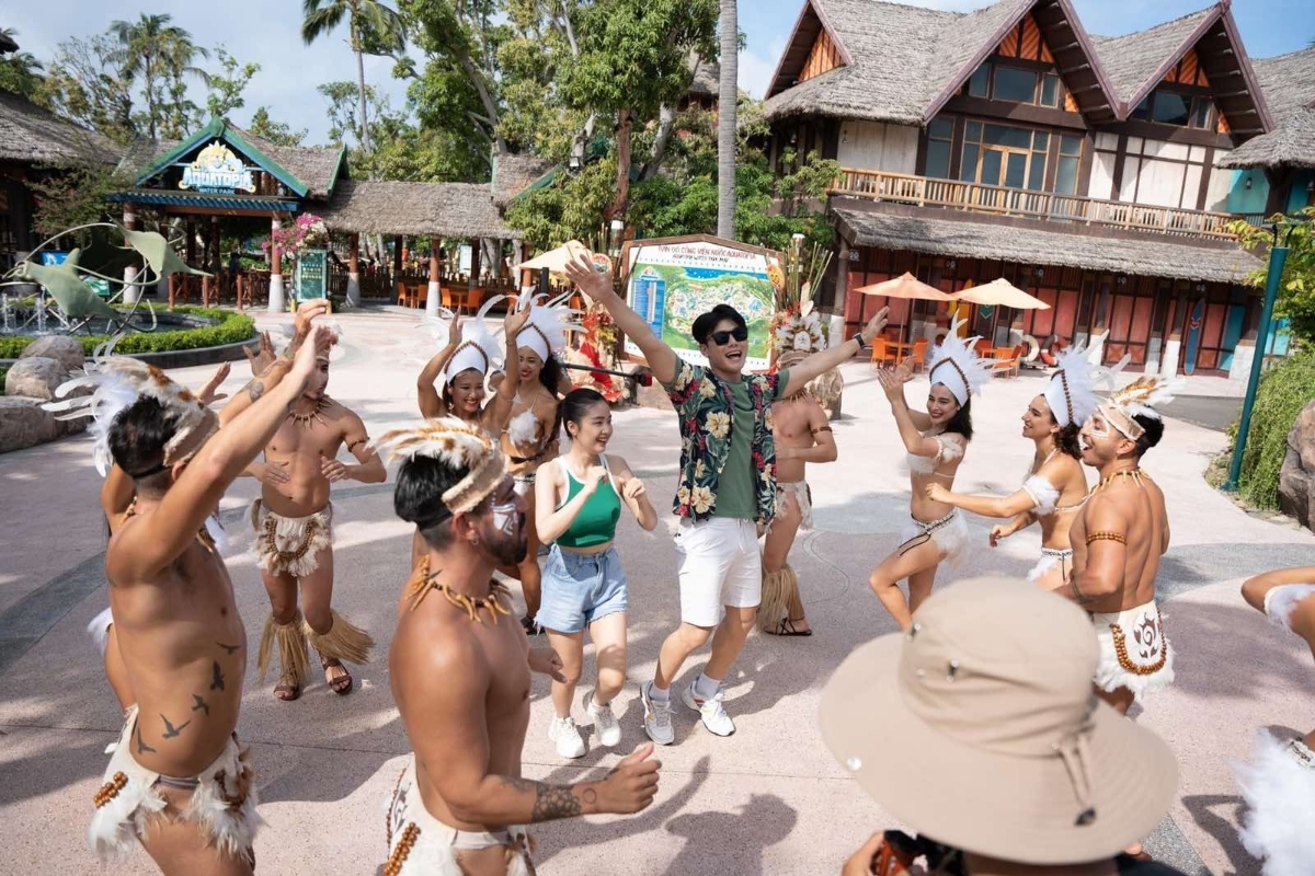 Với lợi thế về thời tiết nắng ấm, cùng thiên nhiên tuyệt đẹp và các trải nghiệm giải trí đặc sắc, Phú Quốc là một trong những điểm đến số 1 của du khách dịp Tết này. Chị Minh Ngọc chọn Hòn Thơm để vui chơi tại công viên nước Aquatopia và khu làng Exotica với làn trượt gỗ đầu tiên tại Việt Nam - Mộc Xà Thịnh Nộ. “Bọn trẻ nhà tôi rất thích Phú Quốc nên sau khi đi chùa, thăm hỏi người thân ngày mùng 1, đến mùng 2 là cả nhà tôi ‘khăn gói quả mướp’ đi Phú Quốc ngay. Năm nay, thời tiết vô cùng thuận lợi cho những trải nghiệm biển. Đặc biệt khi đến Nam đảo, tôi rất bất ngờ vì sự đổi thay của nơi đây với rất nhiều công trình đẹp mắt”, chị Ngọc chia sẻ.