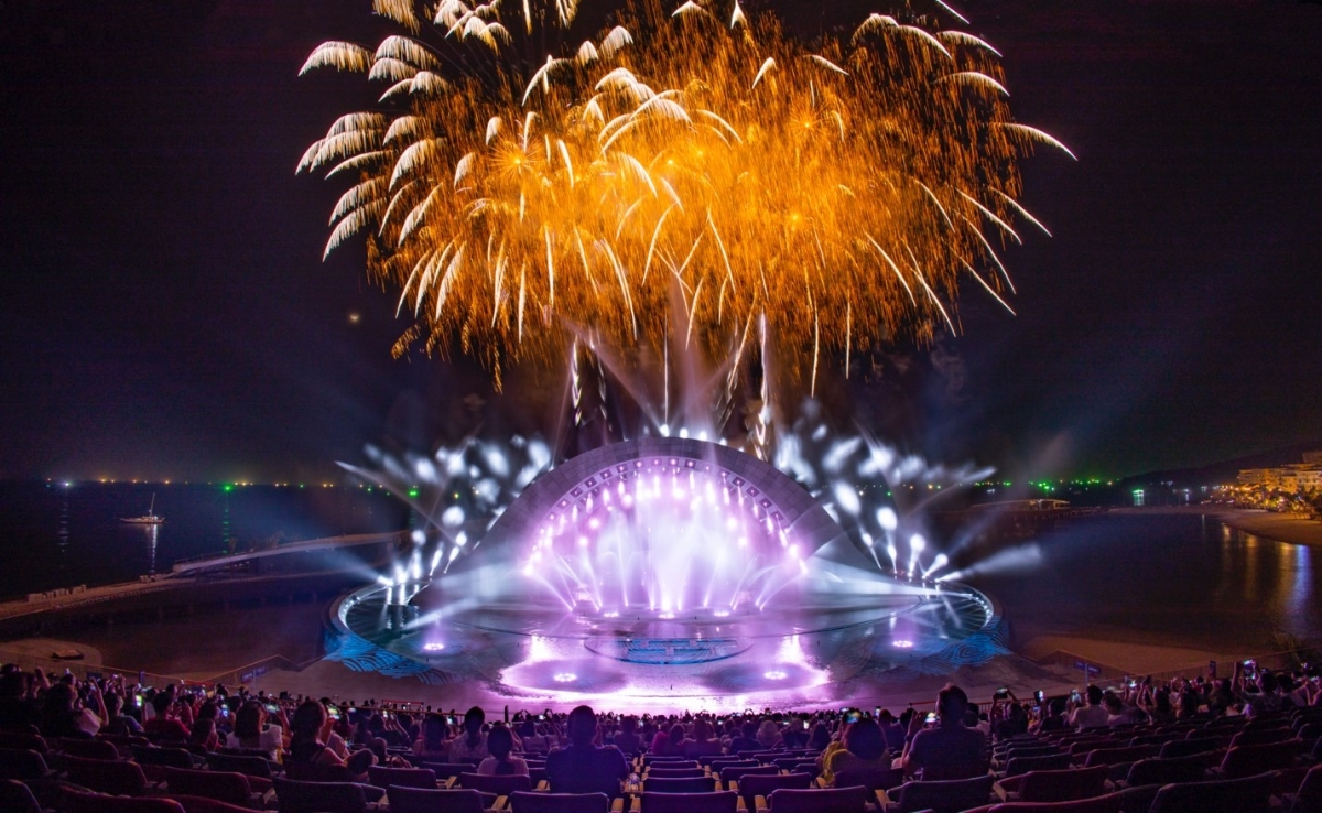 Sau khi vui chơi tại Hòn Thơm, tối cùng ngày, gia đình chị Ngọc cũng giống nhiều du khách khác, đã đặt vé xem show diễn Kiss The Stars tại Thị trấn Hoàng Hôn. Đây là show trình diễn đa phương tiện trên màn nước biển lớn nhất châu Á với gần 1.000 m2 bề mặt trình chiếu cùng vô số công nghệ hiện đại như laser, âm thanh, lửa, nước… Ngày mùng 2 đến mùng 4 Tết vừa qua, cuối mỗi show diễn, khán giả được chiêu đãi màn pháo hoa mãn nhãn, tô đủ màu sắc cho bầu trời đêm và mặt biển. Trong ánh mắt mỗi du khách được chứng kiến khoảnh khắc ấy ánh lên sự hạnh phúc và nhiều hân hoan.