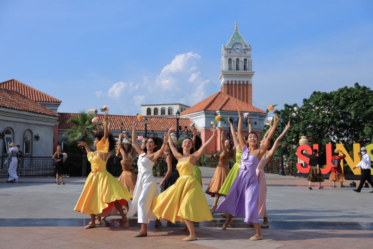 Không chỉ có show diễn Kiss The Stars, Thị trấn Hoàng Hôn thực sự là một ngôi sao đang lên tại Phú Quốc. Trong mấy ngày Tết, rất đông du khách đã tới đây để thỏa sức chụp ảnh check-in bên đài phun nước King of the Sun, tháp đồng hồ cổ kính, các bức tranh tường 3D sinh động và những góc phố Địa Trung Hải đa sắc màu. Mỗi buổi chiều, cả thị trấn này sôi động khi được “hâm nóng” trong những show đường phố sôi động được trình diễn bởi các nghệ sĩ quốc tế.