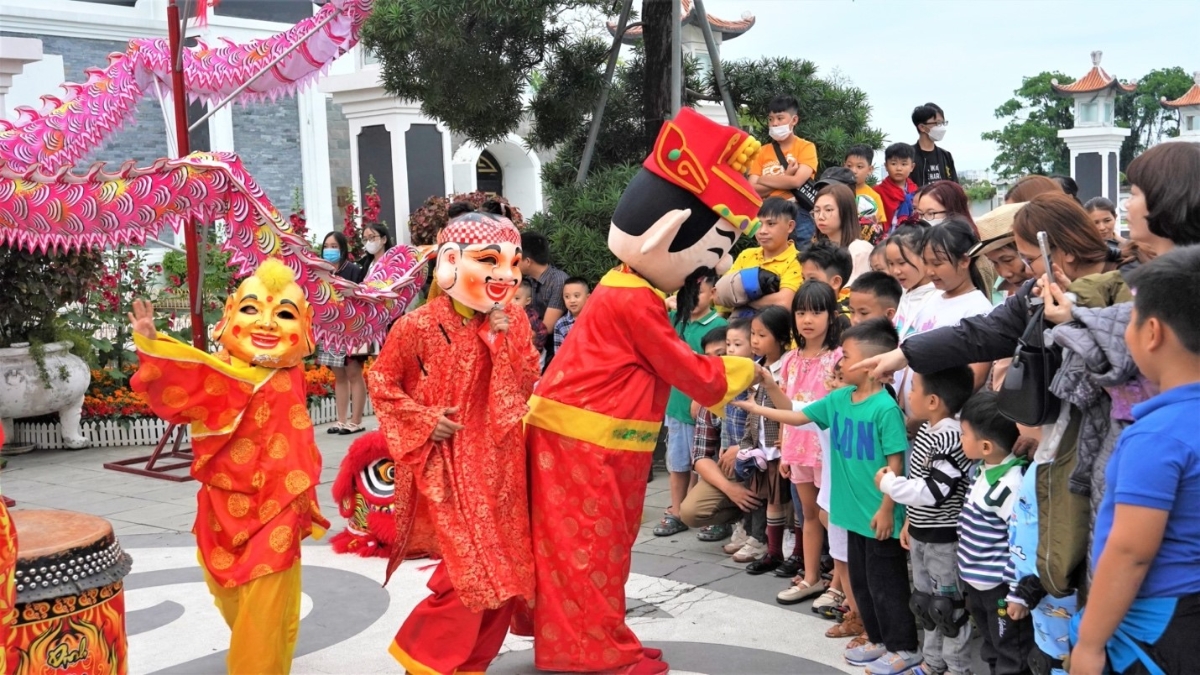 Cũng tại thành phố biển Đà Nẵng, công viên Châu Á lại mang đến bầu không khí sôi động và đậm chất Tết cổ truyền. Những màn trình diễn lân sư rồng rộn ràng, thu hút nhiều người xem, đặc biệt khiến các vị khách nhí không ngừng phấn khích và nhún nhảy theo.