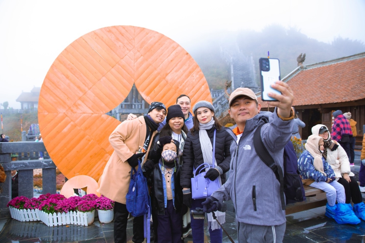 Tết năm nay, các điểm đến văn hóa – tâm linh cũng thu hút rất đông du khách hành hương bái Phật. Tại khu du lịch Sun World Fansipan Legend (Sa Pa, Lào Cai), ngay từ ngày mùng 1 Tết đã rất đông du khách đến tham quan và thành kính dâng hương tại quần thể tâm linh trên đỉnh Fansipan. Đầu năm mới, lễ Phật nơi đỉnh thiêng và chạm tay vào “nóc nhà Đông Dương” đã trở thành một trải nghiệm ý nghĩa để khởi đầu năm mới hanh thông đối với nhiều du khách. Sun World Fansipan Legend sẽ còn tiếp tục nhiều lễ hội đặc sắc như Lễ hội Khèn hoa khai mạc từ mùng 5 Tết và Hội xuân mở cổng trời bắt đầu từng mùng 6 Tết.