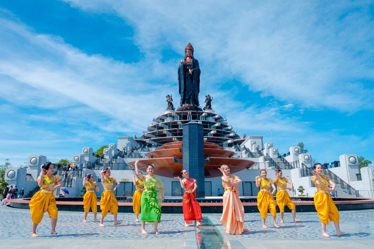 Trong khi đó, tại “nóc nhà Nam Bộ” – núi Bà Đen (Tây Ninh), lượng du khách hành hương bái Phật dịp đầu năm mới cũng vô cùng tấp nập. Luôn là điểm đến du lịch tâm linh thu hút khách hàng đầu khu vực phía Nam, năm nay khu du lịch Sun World Ba Den Mountain lại càng thu hút hơn khi cho ra mắt một loạt sản phẩm như Cột Kinh Bát Nhã, gồm 5 cột kinh bằng đá granite đen kim sa điêu khắc Bát Nhã tâm kinh bằng chữ Tây Tạng, hệ thống chiếu sáng mỹ thuật hiện đại hàng đầu thế giới với hơn 3.500 ngọn đèn led thắp sáng quần thể tâm linh trên đỉnh Núi Bà về đêm, hay tuyến cáp treo mới Tâm An nối thẳng chùa Bà lên đỉnh núi.