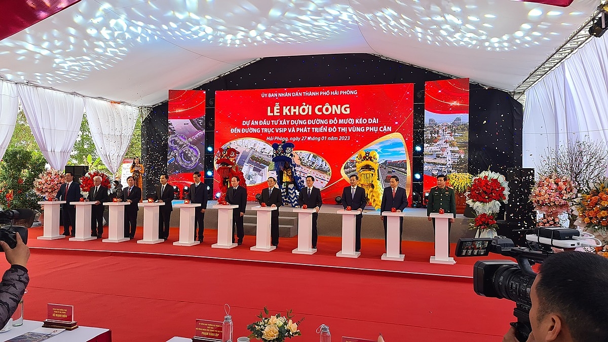 Bấm nút khởi công dự án.