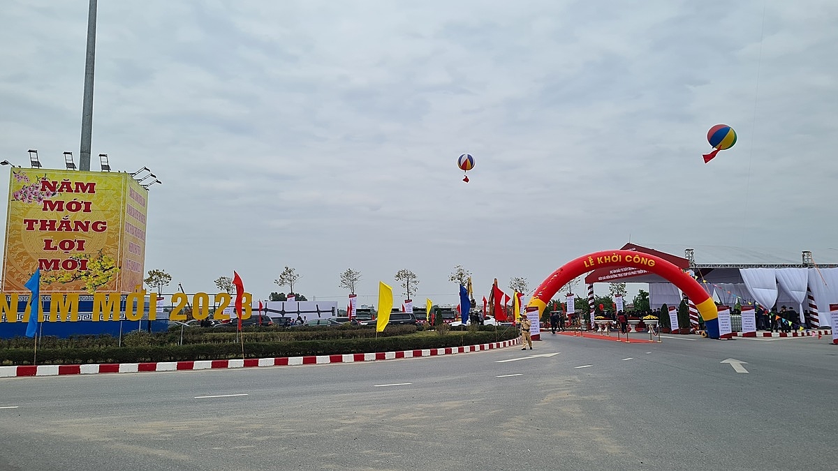 Trục Bùng binh xoay sau này mở ra nhiều hướng để phát triển khu đô thị Bắc sông Cấm.