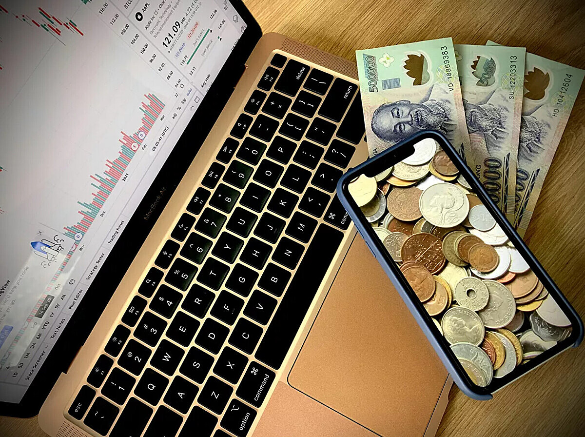 Áp lực bán mạnh trở lại, VN-Index đảo chiều cuối phiên.