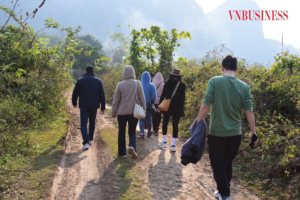 Hành khách phải đi bộ một đoạn đường khá dài để về nơi xuất phát ban đầu.