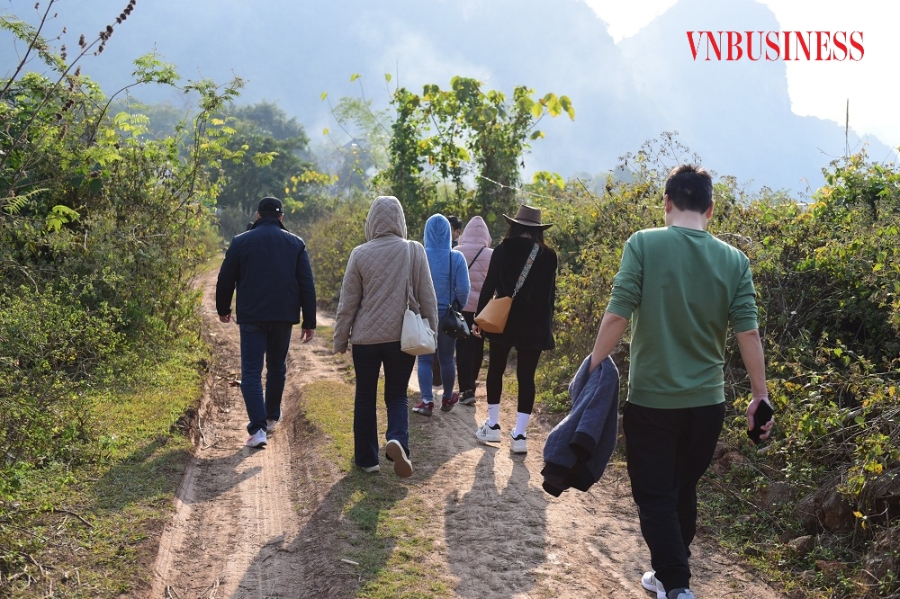 Hành khách phải đi bộ một đoạn đường khá dài để về nơi xuất phát ban đầu.