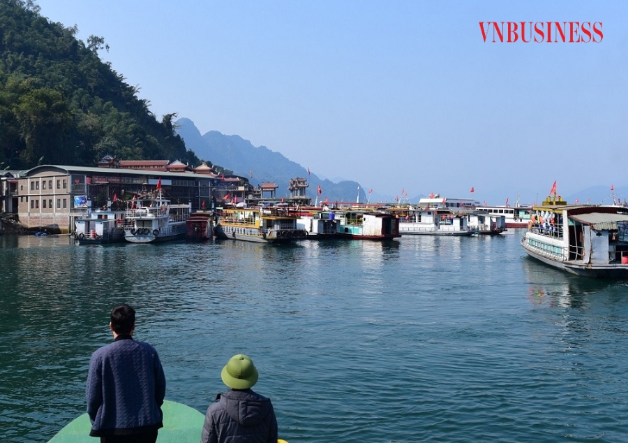 Một số du khách đứng trước mũi tàu ngay cạnh phụ tàu nhưng không hề được nhắc nhở về an toàn.