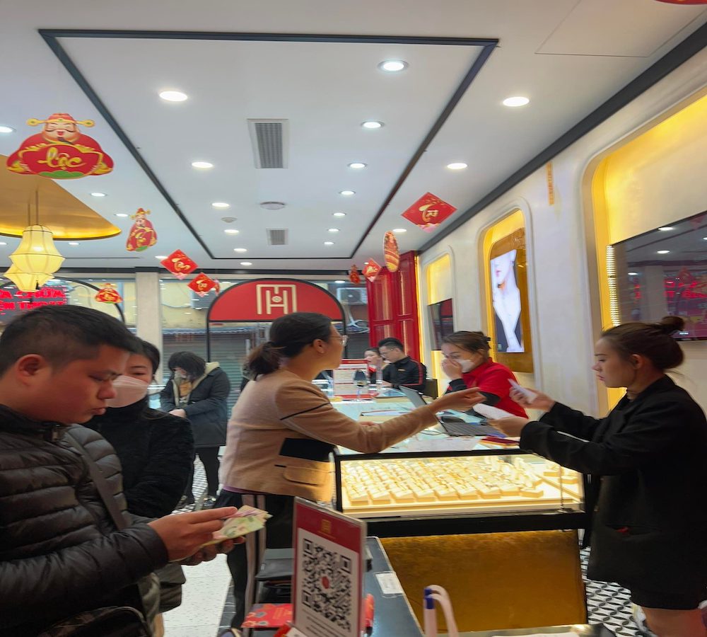 Lúc 8h sáng, chỉ có vài khách đến mua vàng. (Ảnh: Duy Thế)