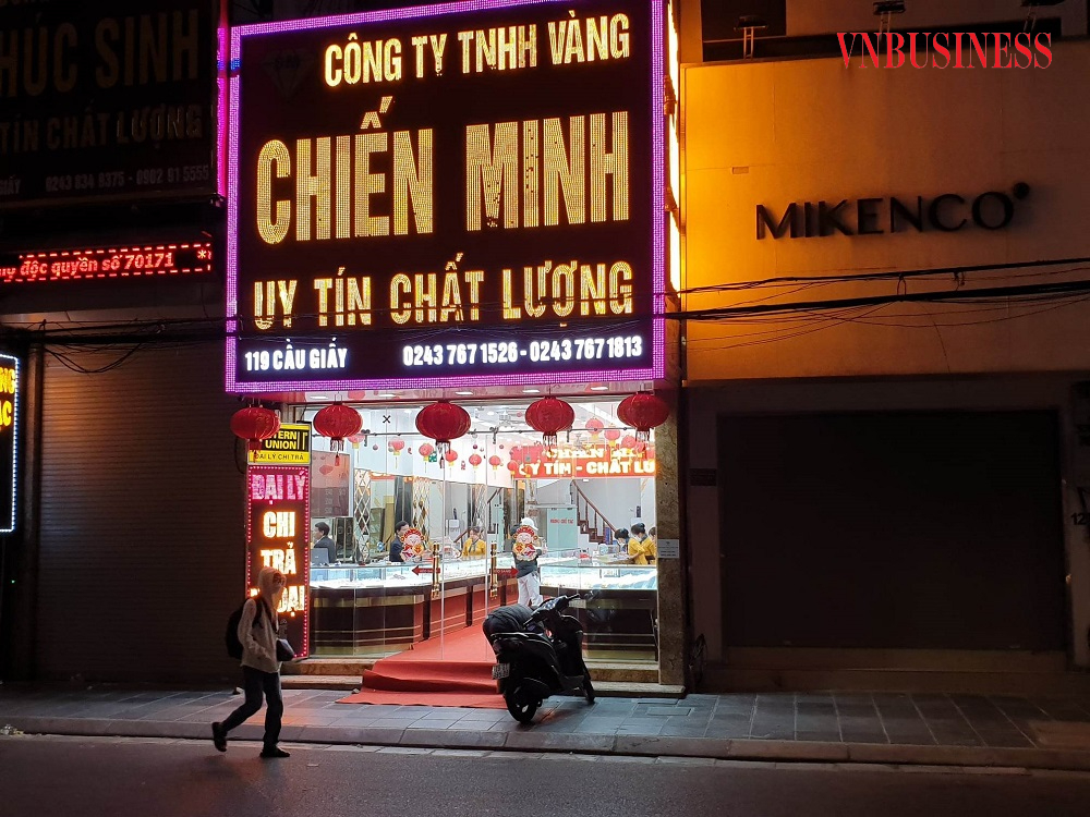 Không khí ngày vía Thần Tài càng ảm đạm hơn ở các cửa hàng nhỏ lẻ. (Ảnh: Duy Thế)