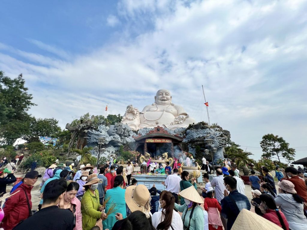 Những ngày đầu năm Quý Mão, lượng khách du xuân tăng mạnh, nhưng mức chi tiêu lại giảm.