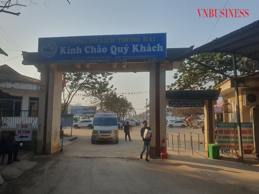 Cổng chính vào cảng Du lịch Thung Nai, Hòa Bình.