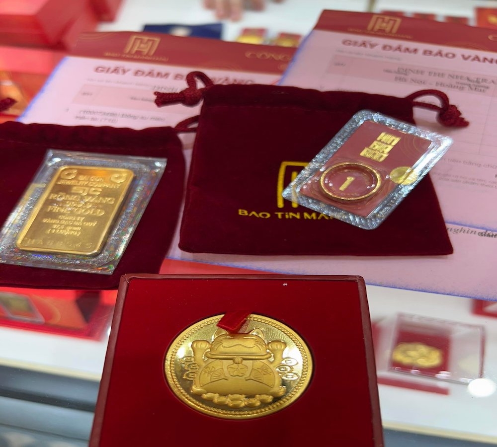 Theo một số nhân viên kinh doanh, khách hàng chủ yếu mua vàng với lượng nhỏ, thông thường là một vài chỉ lấy may. (Ảnh: Duy Thế)