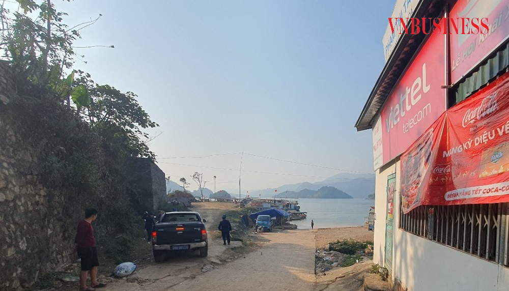 Lực lượng chức năng kiểm tra tại khu vực quanh Cảng du lịch Thung Nai.