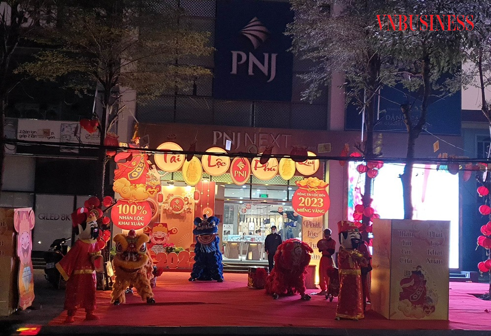 Các cửa hàng kinh doanh vàng mở cửa từ 6h nhưng không có khách đến giao dịch. (Ảnh: Duy Thế)