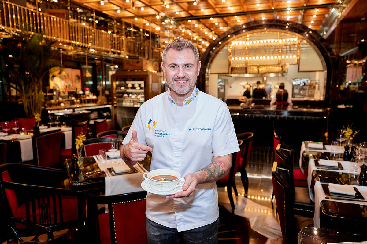 Đầu bếp Yurii chuẩn bị những món ăn hấp dẫn nhất phục vụ thực khách tại tại Capella Hanoi.